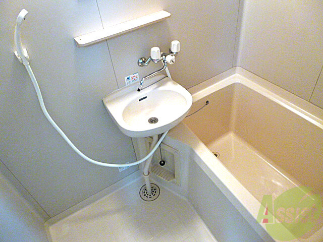 バス・シャワールーム　白いきれいな浴室、肩までしっかり浸かれて疲労もしっかり回復