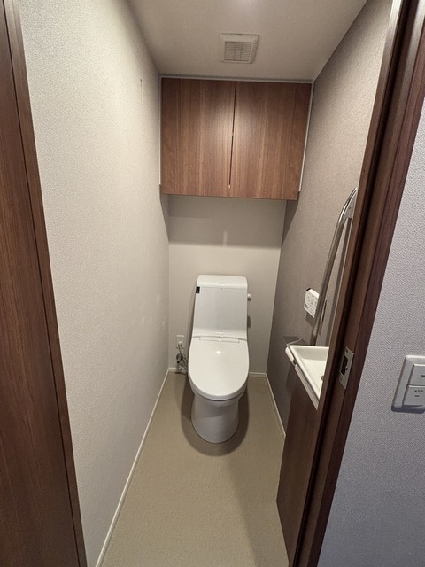 トイレ　温水洗浄便座／手洗いカウンター