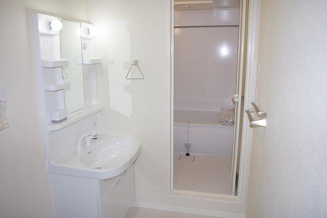 洗面設備　使いやすい独立洗面台です