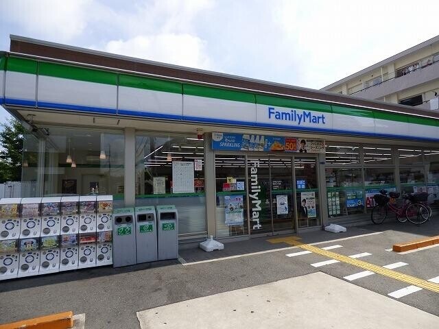 コンビニ　ファミリーマート（コンビニ）まで304m