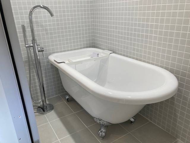 バス・シャワールーム　猫足バスタブ