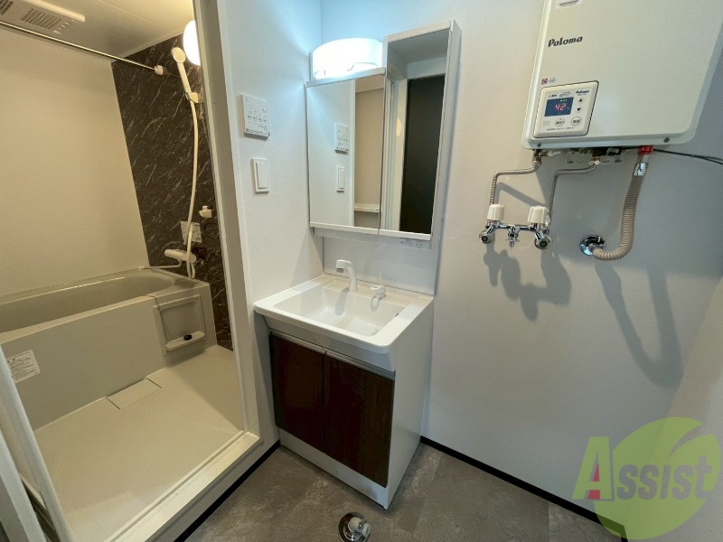 洗面設備　大きくて使いやすそうな独立洗面台になっています。