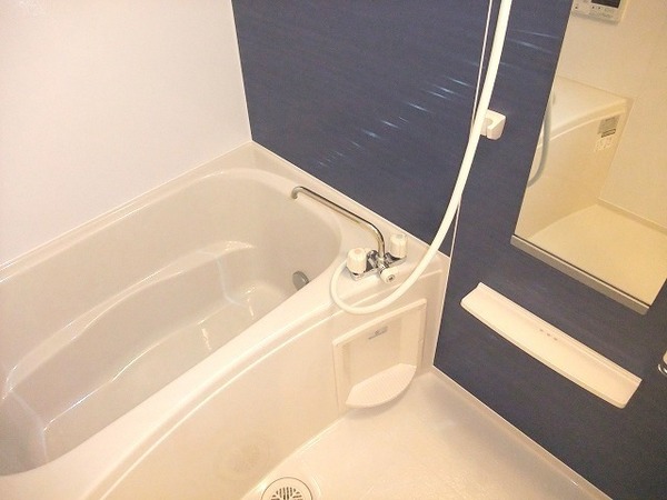 バス・シャワールーム　浴室乾燥機、追い焚き機能付きバス！