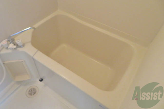 バス・シャワールーム　お風呂はゆったり浸かれる大きさです。ゆっくり入りましょう。