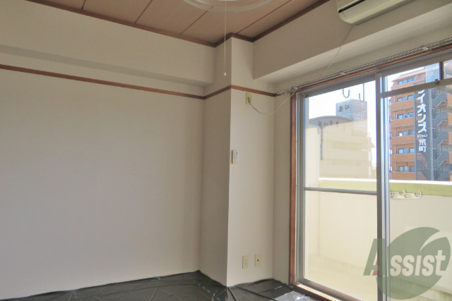 その他部屋・スペース　６帖の和室です。南向きで大きな窓から太陽光が入ります。