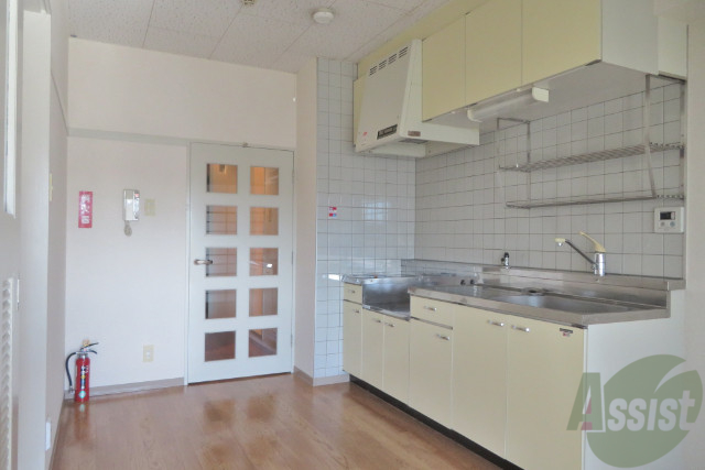 居室・リビング　白と茶を基調としたダイニングキッチンです。