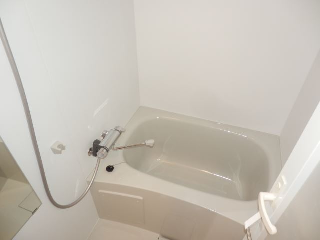 バス・シャワールーム　浴室乾燥機付きの清潔感溢れるお風呂です。