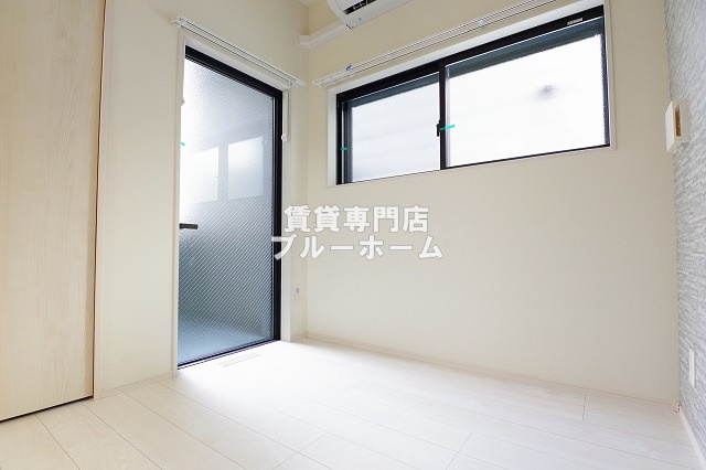 その他部屋・スペース　小窓付きの洋室！