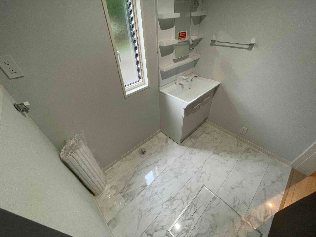 洗面設備　写真は反転タイプの間取りのものです。