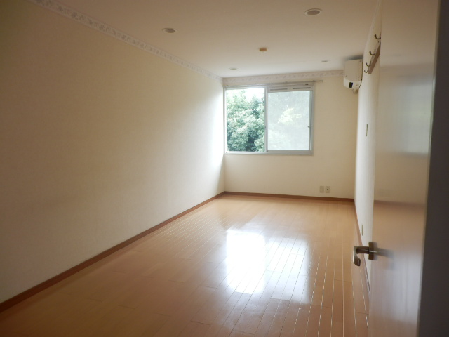 居室・リビング　広い洋室