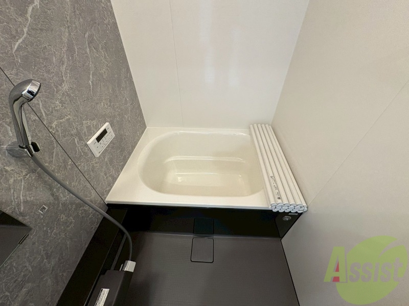 バス・シャワールーム　こちらはバスルームになります。追い炊き機能付。