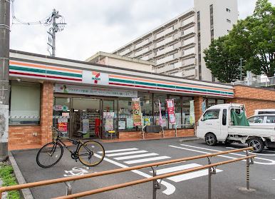 コンビニ　セブン－イレブン多摩豊ヶ丘４丁目店（コンビニ）まで1985m