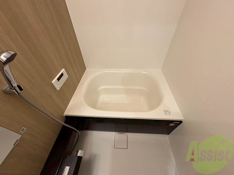 バス・シャワールーム　こちらはバスルームになります。追い炊き機能付。