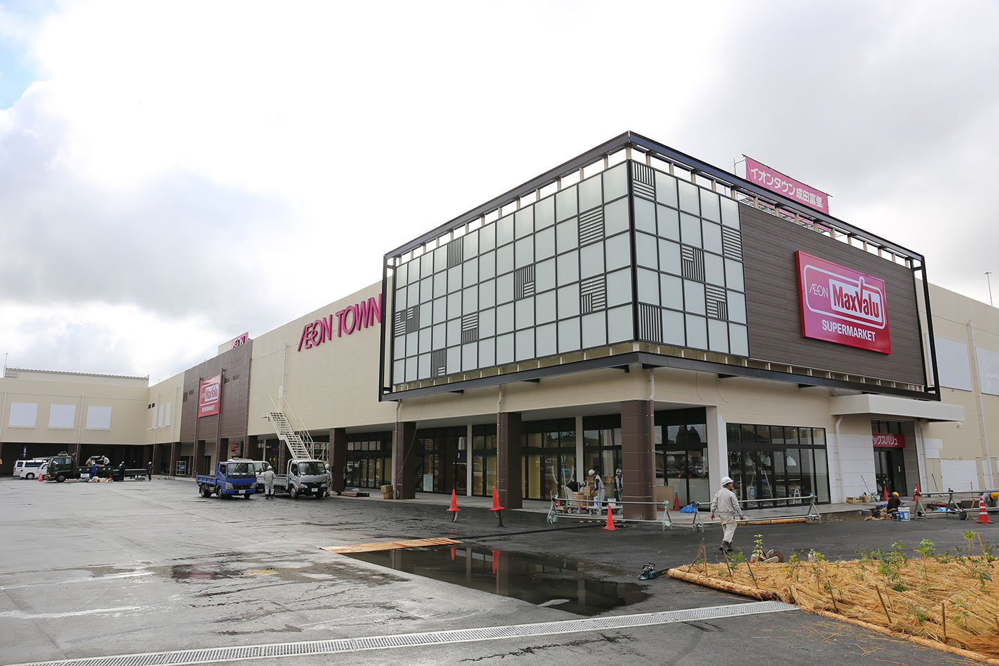 ショッピングセンター　イオンタウン成田富里（ショッピングセンター）まで760m