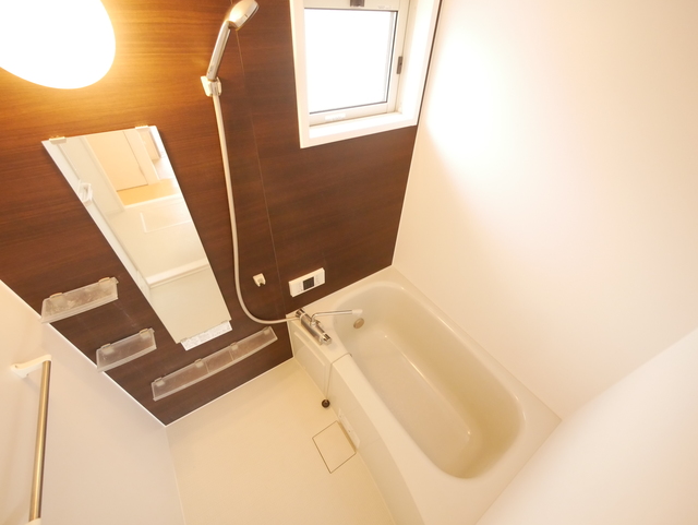 バス・シャワールーム　★浴室に窓が付いていて開放感がありますね★