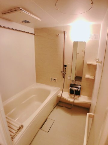 バス・シャワールーム　ゆっくり足を伸ばせる1坪バスで1日の疲れも癒せます