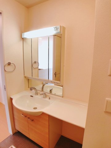 洗面設備　豪華な三面鏡独立洗面化粧台で身だしなみも整えやすいです！