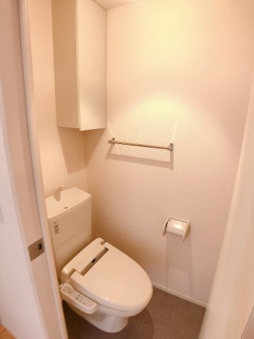 トイレ　温水洗浄便座完備・あったら便利な収納棚付き