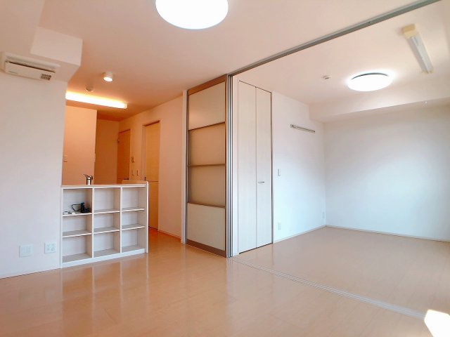 居室・リビング　引き戸を開けると、14.7帖のリビングとして使用可能