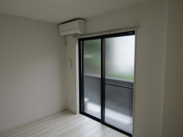 居室・リビング　同施工会社の参考写真。居室の窓は掃き出し窓ではありません。