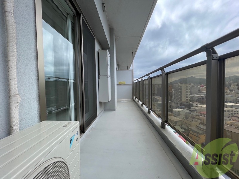 バルコニー　バルコニーです。洗濯物を干すもよし、一息つくもよしですね。