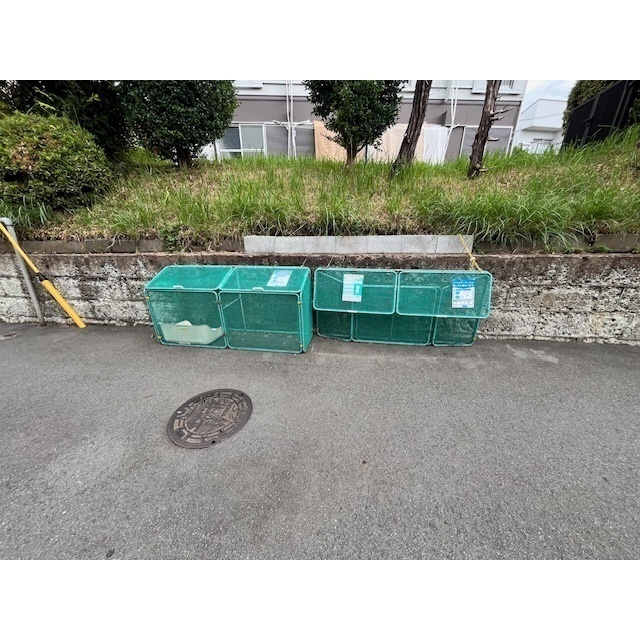 建物外観　敷地沿いにゴミ置き場があります！