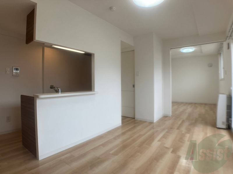 居室・リビング　フローリングと壁のカラーが明るい雰囲気ですね！