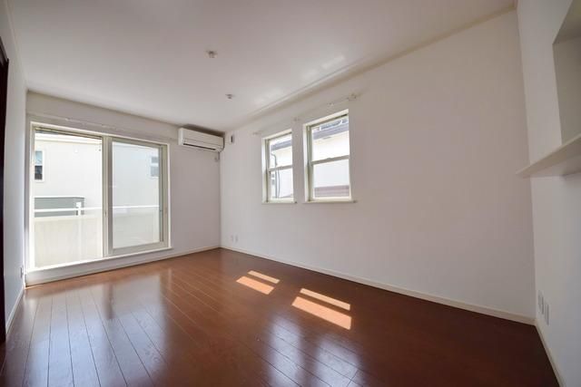 居室・リビング　★角部屋２面採光・明るいリビングです★