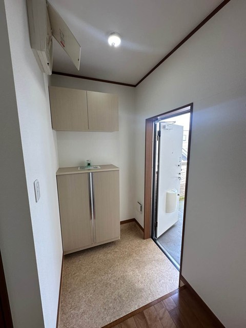 玄関　玄関には上下タイプのシューズボックス付き！間のスペースは飾り