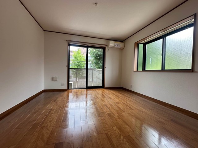 居室・リビング　南東向き洋室8帖☆バルコニーに繋がる角部屋二面採光のお部屋で