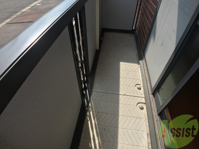 バルコニー　バルコニーは幅があり、歩けるスペースはありそうです