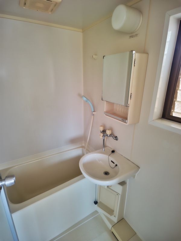 バス・シャワールーム　風呂浴槽とシャワー