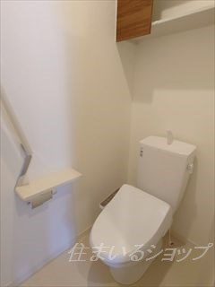 トイレ　シャワートイレ・手すり・収納あり