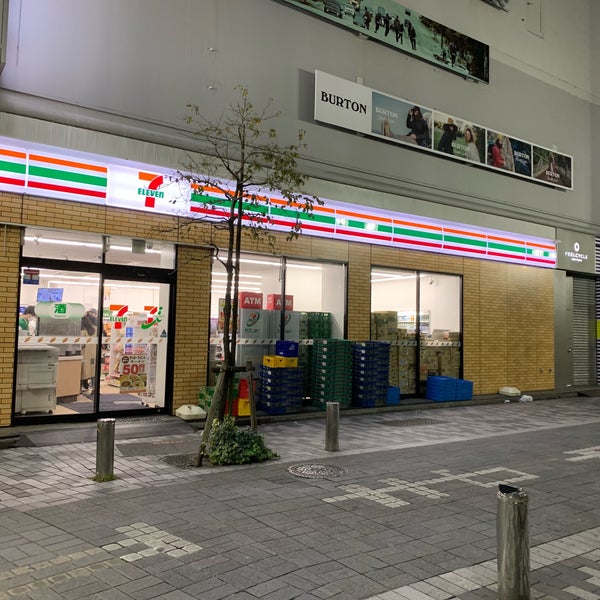 コンビニ　セブンイレブン西新宿3丁目店（コンビニ）まで105m