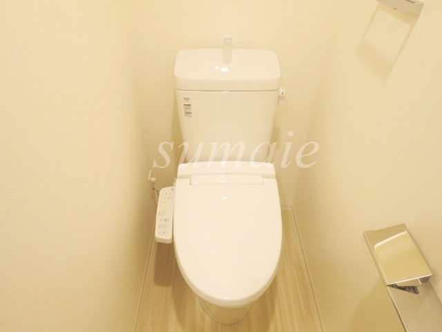 トイレ　温水洗浄便座付きトイレです。