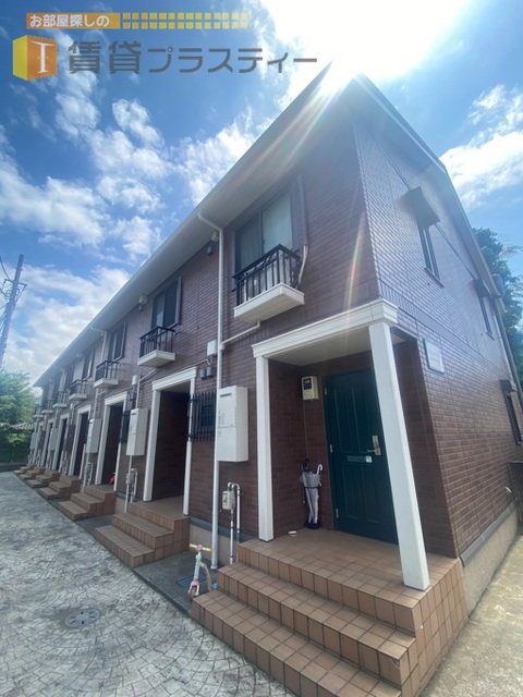 建物外観　自然と融合するテラスハウス。