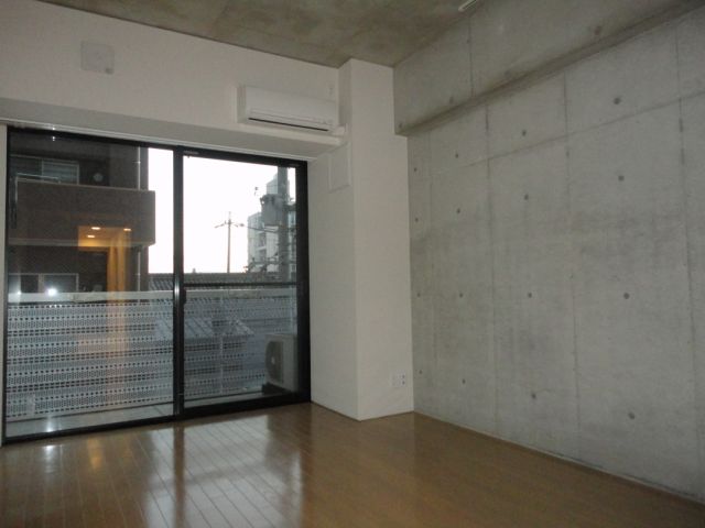 居室・リビング　コンクリート打ちっ放しの壁がオシャレです