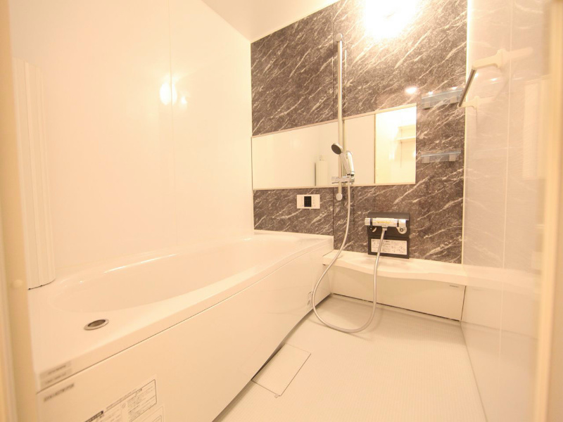 バス・シャワールーム　追い焚き付お風呂　広々一坪風呂