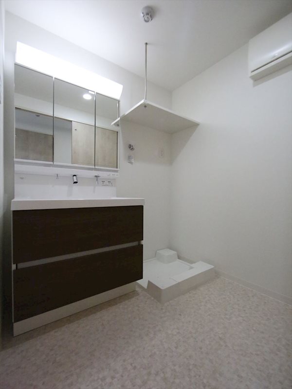 洗面設備　脱衣所　独立洗面台（シャンプードレッサー付）