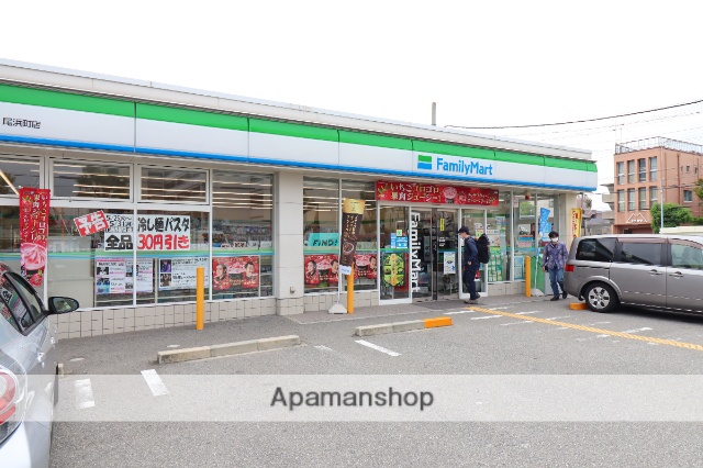 コンビニ　ファミリーマート（コンビニ）まで217m