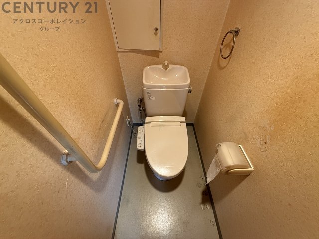 トイレ　温水洗浄便座付きのトイレです♪