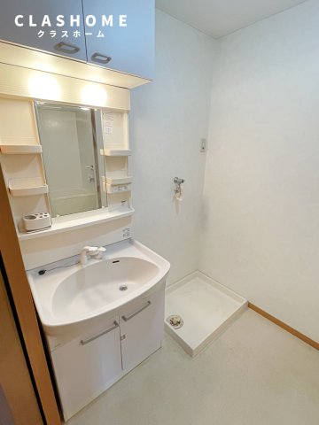 洗面設備　同物件の別部屋になります。
