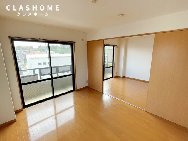 居室・リビング　同物件の別部屋になります。