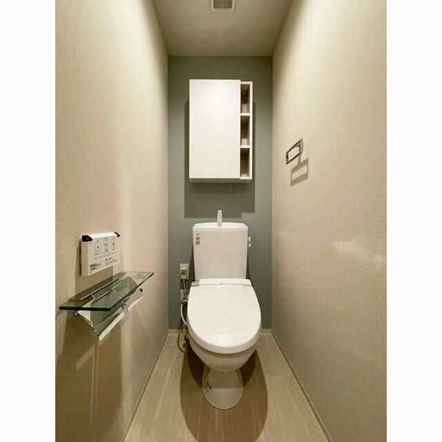 トイレ　落ち着いた色調のトイレです