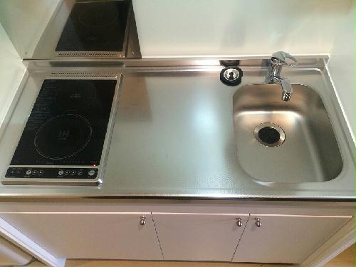 キッチン　手前側：ＩＨコンロ　奥側：電気コンロ