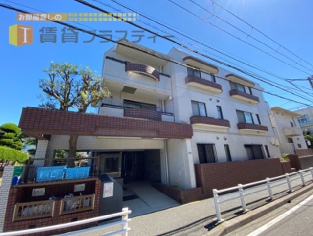建物外観　住宅地に堂々立地の重厚感あるマンションです。