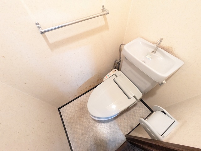 トイレ　※クリーニング前の写真です