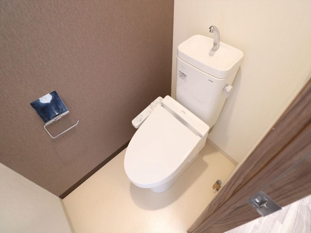 トイレ　温水洗浄型便座