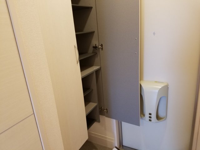玄関　下駄箱に姿見あります