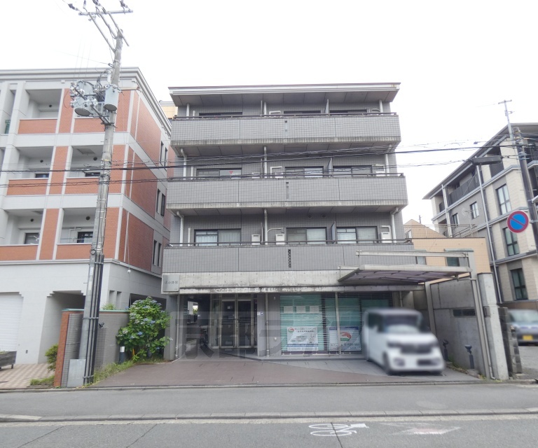 建物外観　１階には管理会社が！